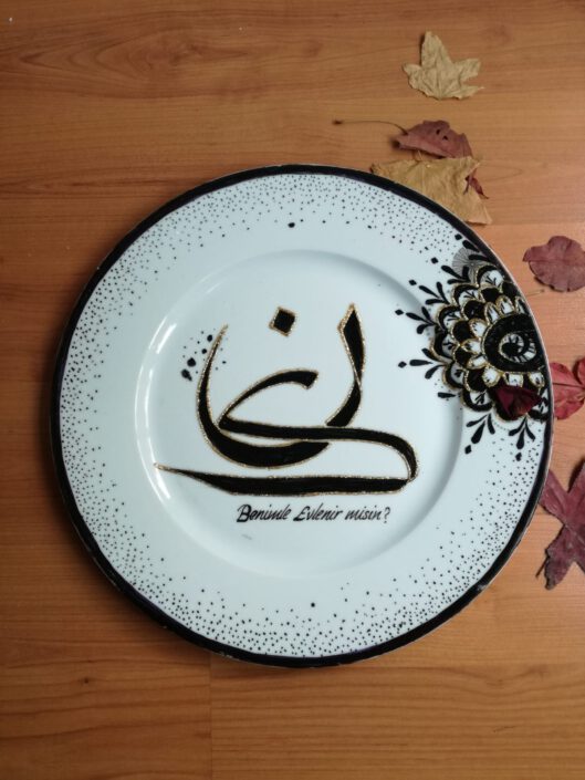 porselen tabak üzerine kaligrafi, porselen tabağa kaligrafi, porselen üzerine kaligrafi yazı, porselen tabak hat yazısı